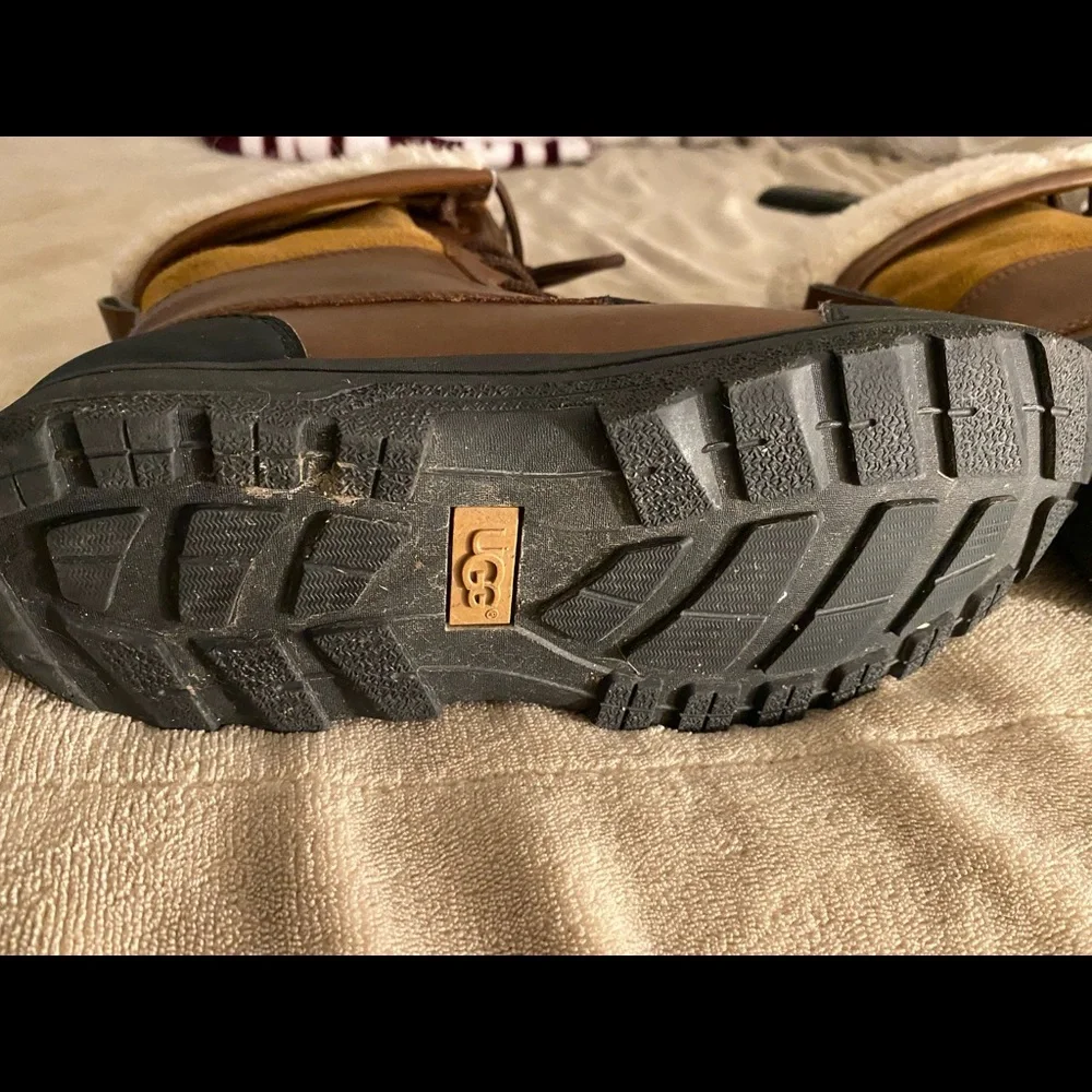 Ugg - Picture 2 of 4